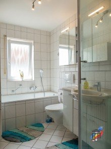Badezimmer Charmante 3-Zimmer-Wohnung mit eigenem Garten in ruhiger Lage