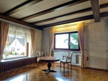 gro�e Fenster Rustikales Haus mit sehr gro�em Grundst�ck