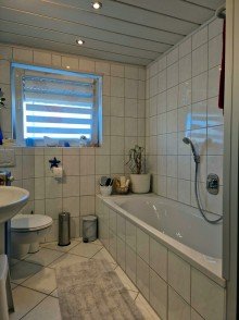 Bad im Obergeschoss Einfamilienhaus mit Gewerbeeinheit