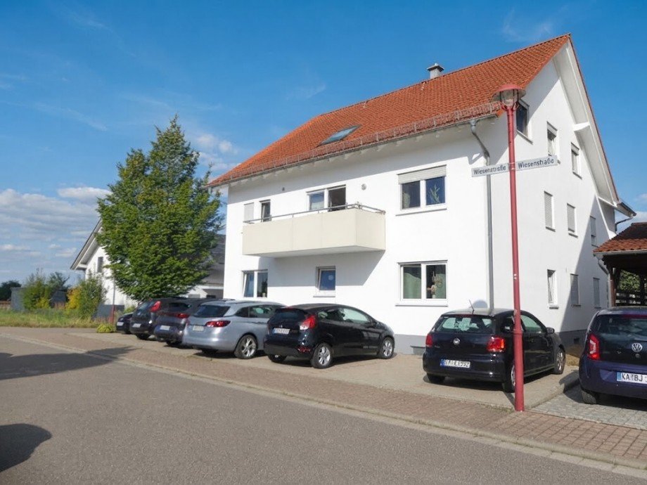 Au�enansicht_Parkplatz Mehrfamilienhaus Kronau